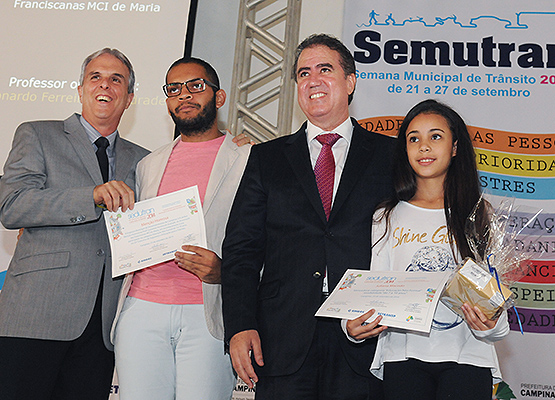 Juliana Macedo, uma das ganhadoras, e prefeito