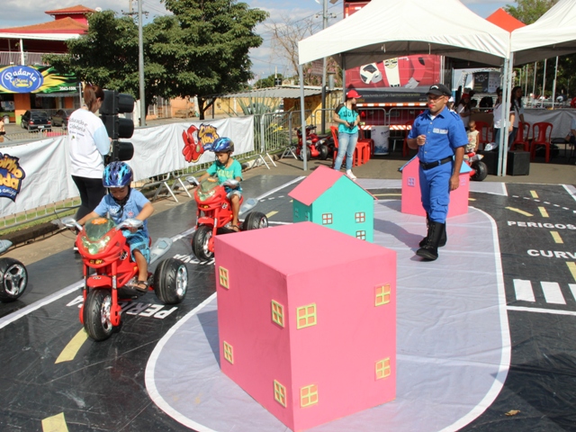 Mini-cidade ensina regras de trânsito para crianças
