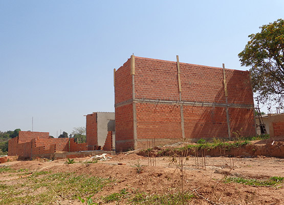 Construções não poderão permanecer no terreno, que é uma área verde de propriedade da Prefeitura