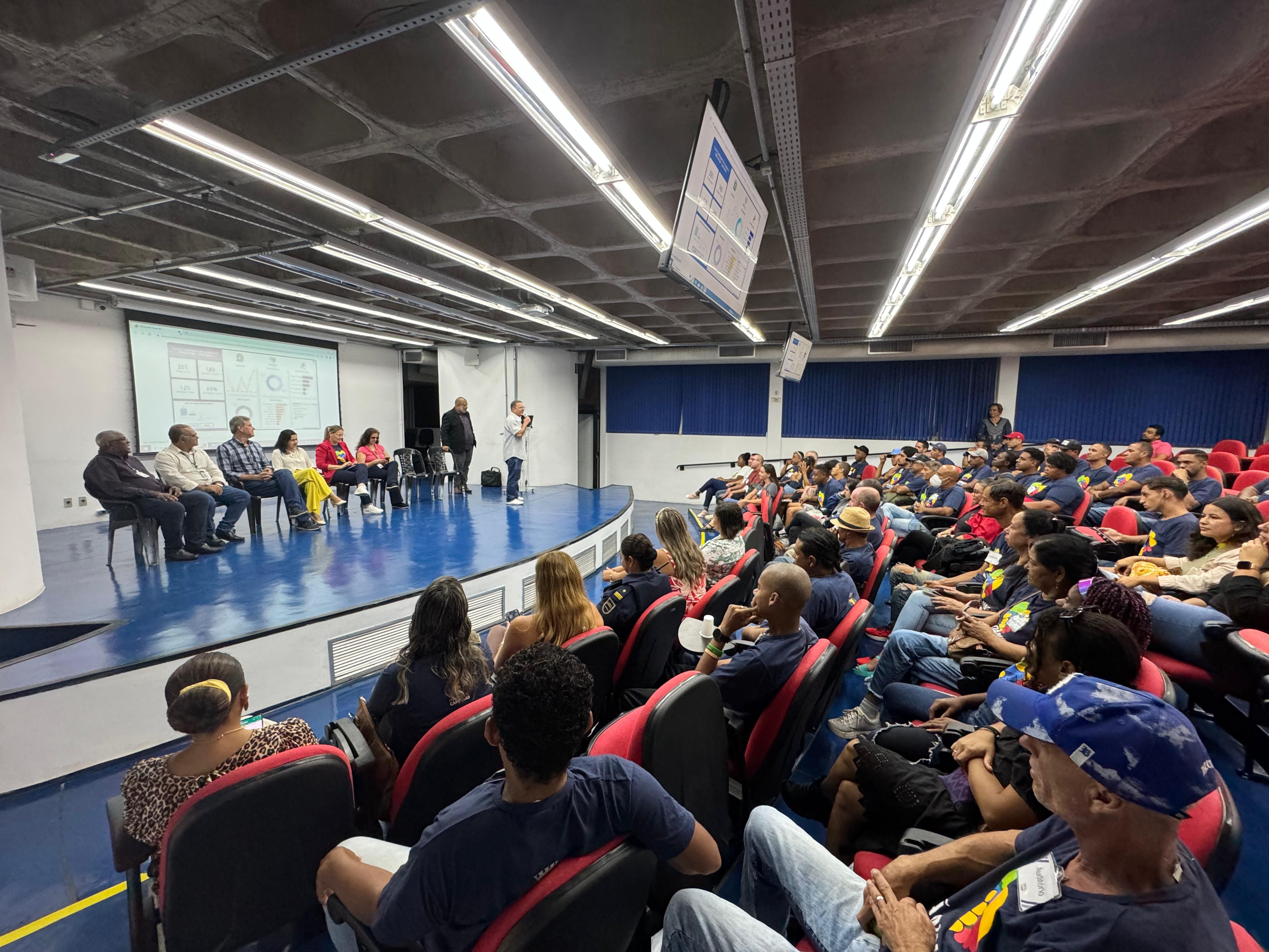 Cerimônia reúne formandos e novos alunos no auditório do Ceprocamp