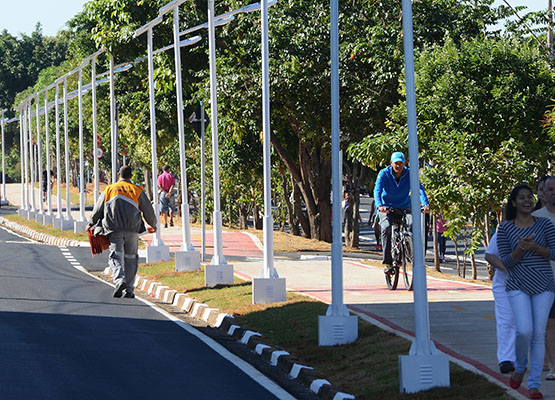 Ciclovia foi construída no canteiro central da avenida