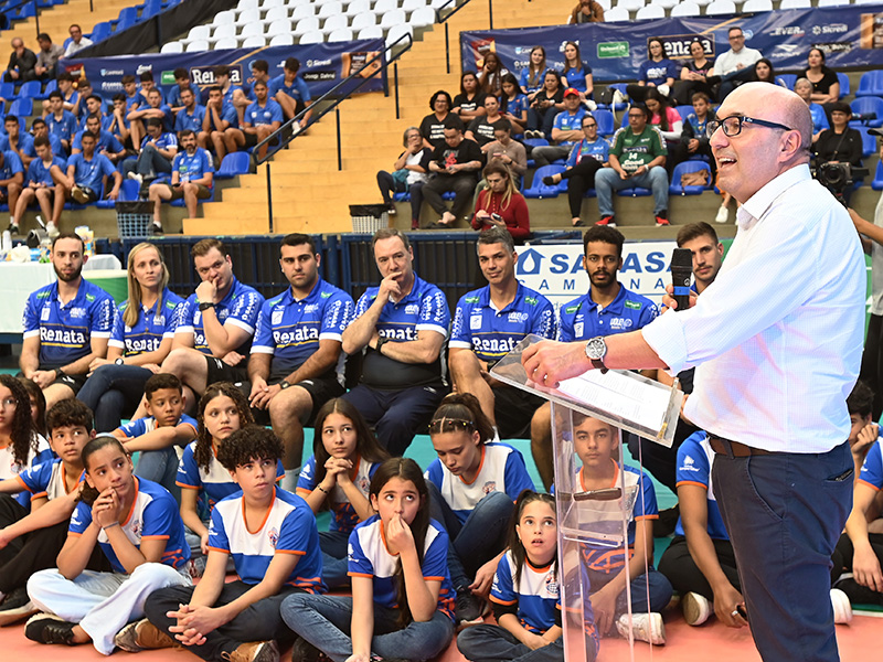 Prefeito Dário Saadi esteve presente na apresentação do time