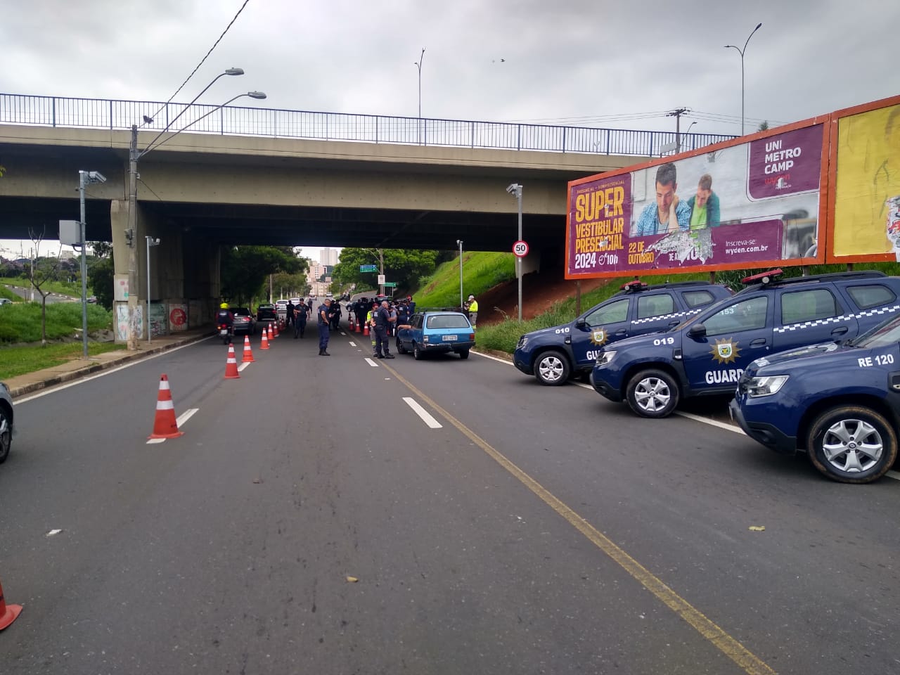 Uma das ações foi na avenida José Roberto Magalhães Teixeira, no sentido bairro/Centro, sob o viaduto das Amoreiras