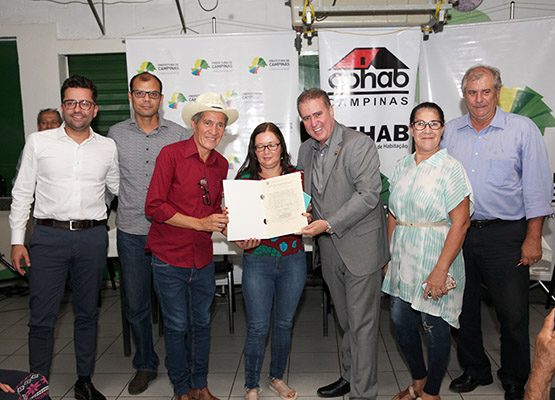 Prefeito entrega escritura para moradores do São Judas Tadeu