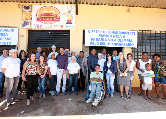 Cooperados e moradores da região comemoram o aniversário da padaria