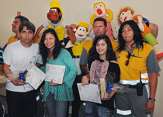 Premiados e amarelinhos durante a cerimônia