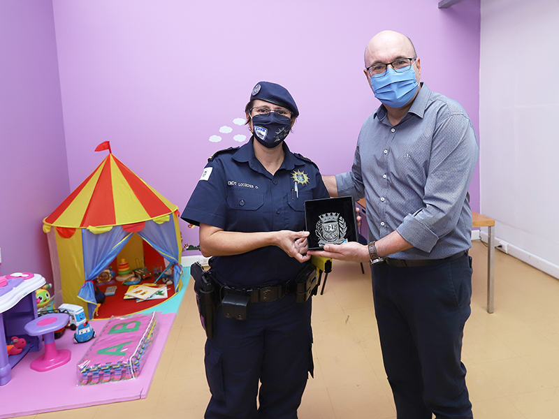 Comandante da GM recebeu brasão da cidade