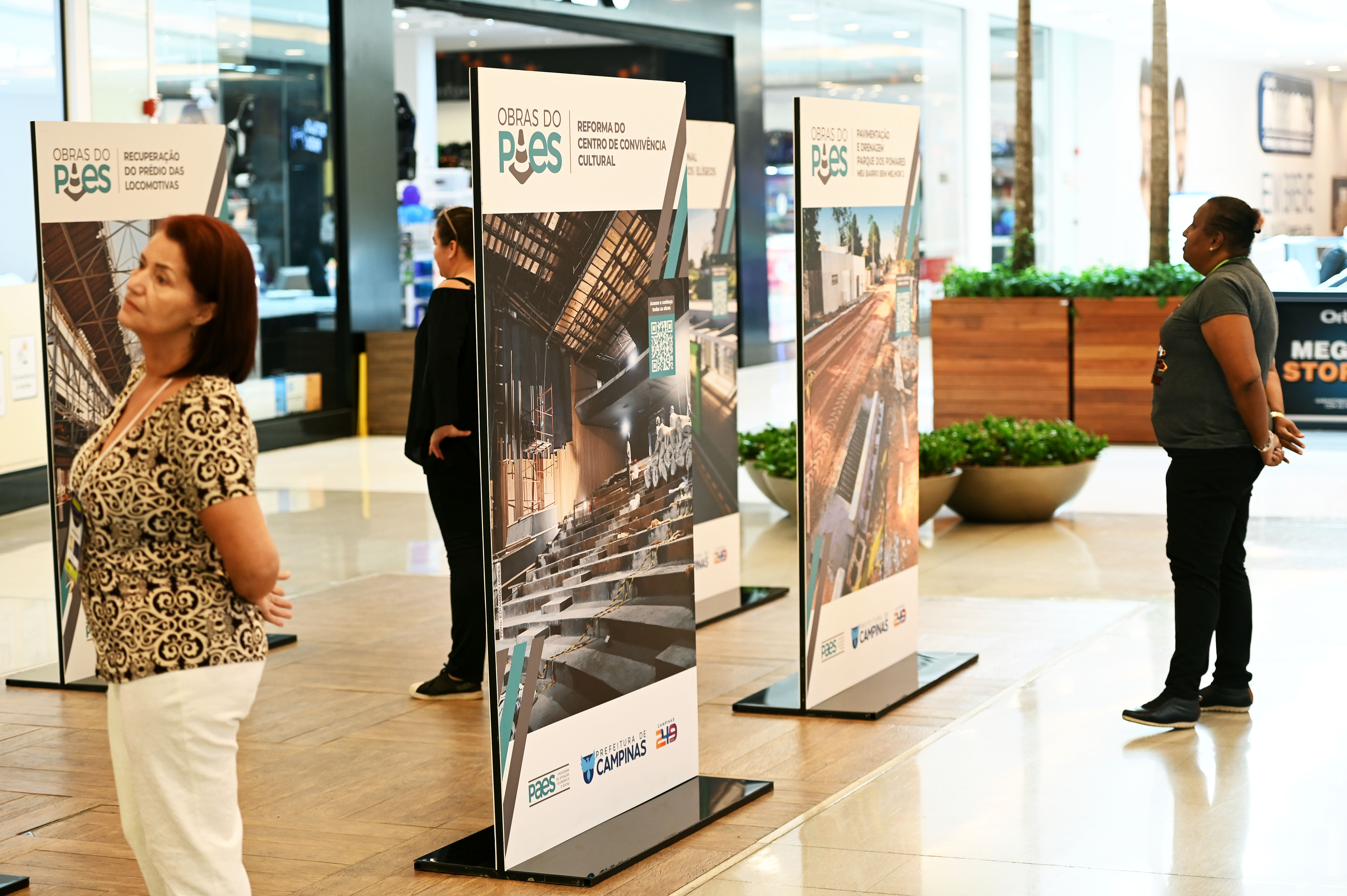 Exposição de obras no Shopping Parque das Bandeiras: cidadão pode acompanhar andamento