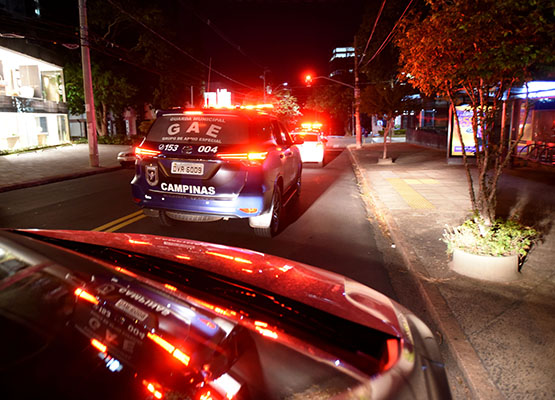 Guardas municipais durante as ações de fiscalização para cumprimento de medidas sanitárias 