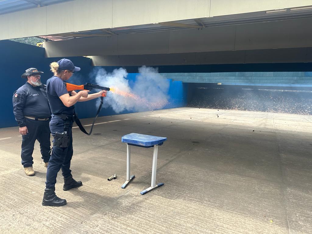 Guardas testaram pistolas de choque, spray de pimenta e de espumas, entre outras armas 