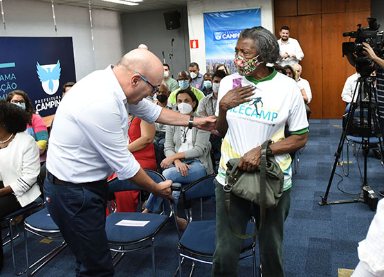 Prefeito chamou a atleta e servidora Conceição Geremias para a mesa