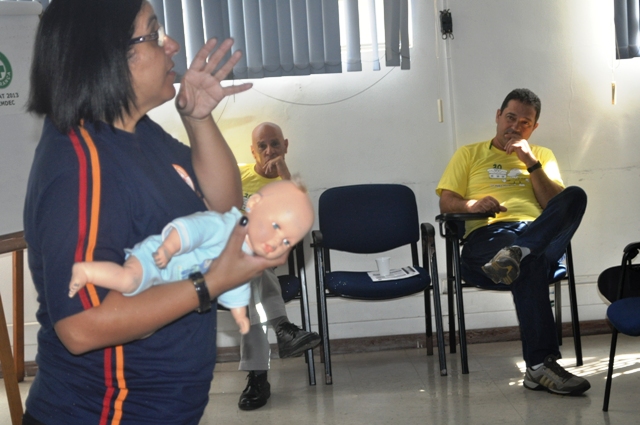 Socorrista usa boneca em simulação