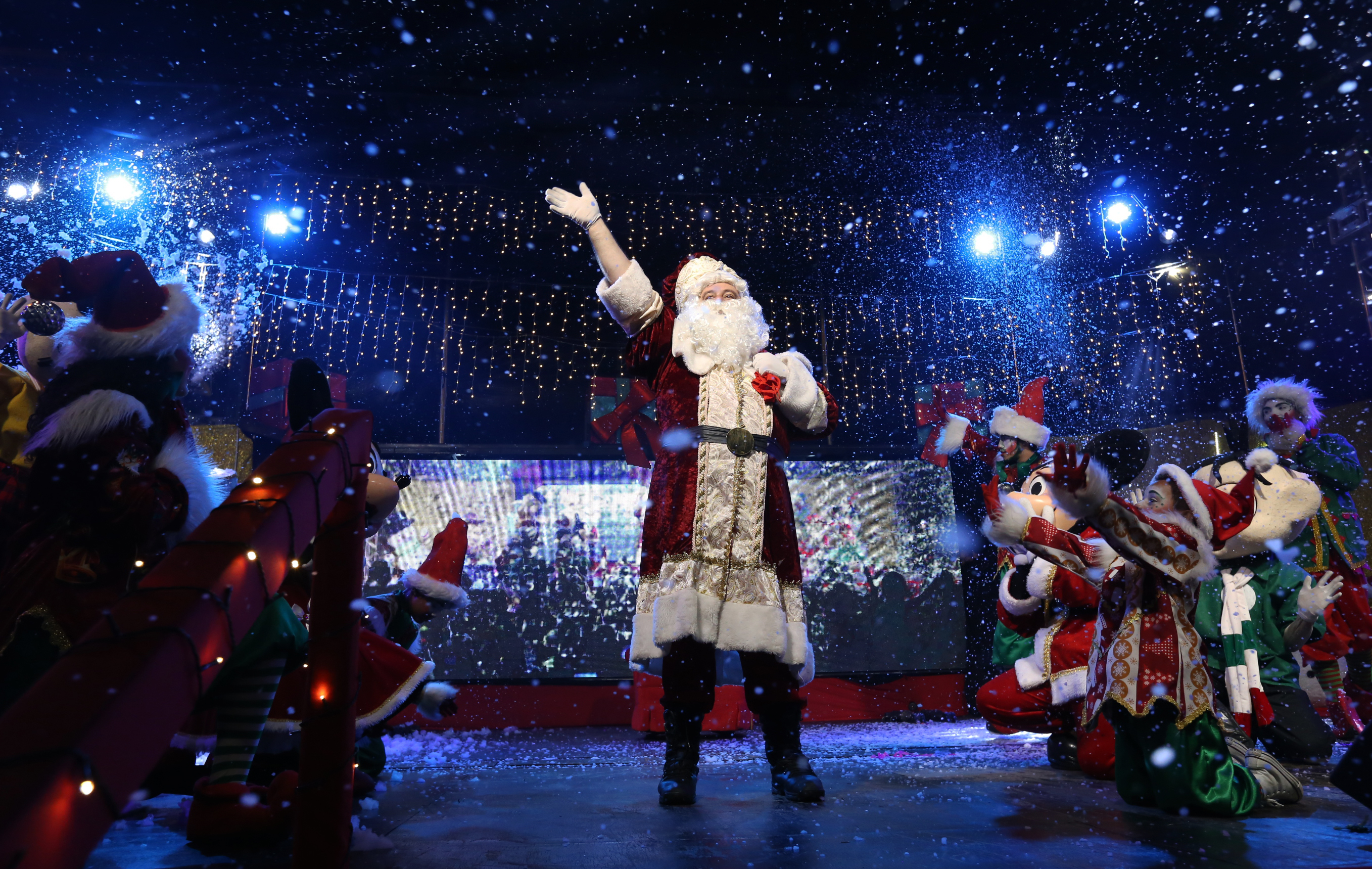 Papai Noel no espetáculo da Carreta Encantada na Praça da Concórdia