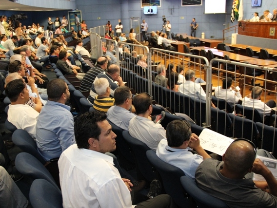 Taxistas, Uber, sindicatos e convidados lotaram o plenário