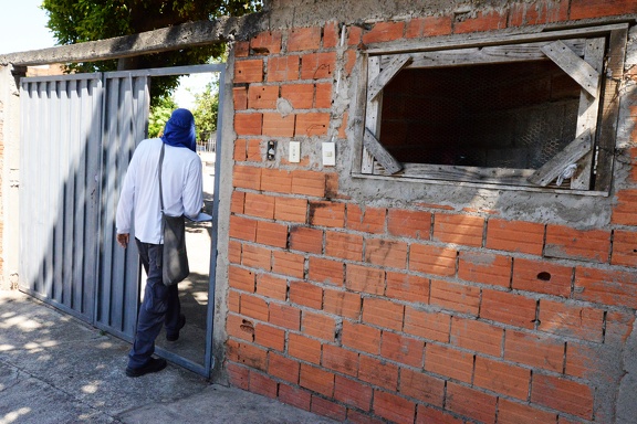 Agente durante mutirão contra a dengue no Santo Antônio