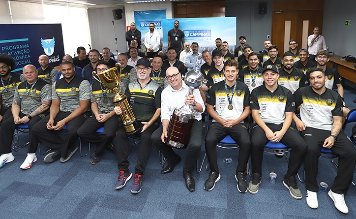 Equipe e comissão técnica trouxeram troféus para mostrar ao prefeito