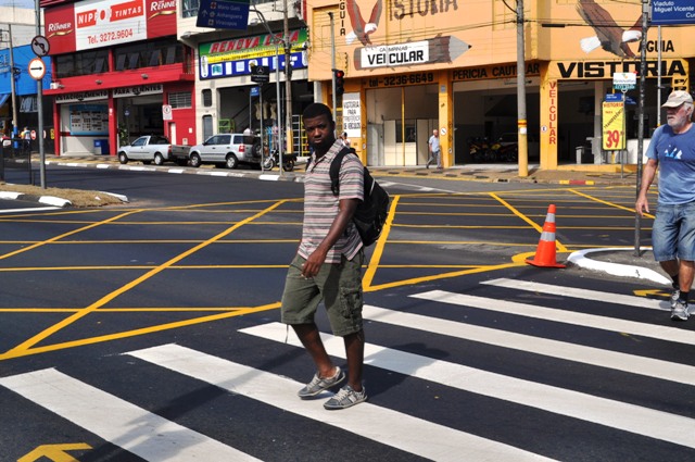 Cidadão atravessando a faixa de pedestres em Campinas