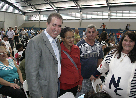 Jonas abraçado com moradora