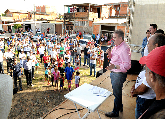 Jonas fala em cerimônia de assinatura da OS