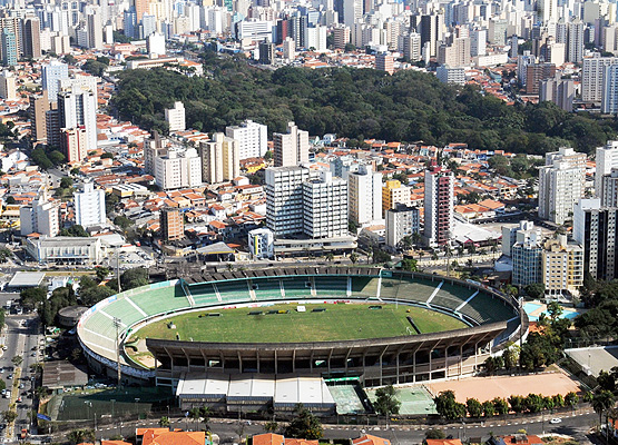 Todo o entorno dos estádios Brinco de Ouro (foto) e Moysés Lucarelli teve o patrulhamento reforçado 