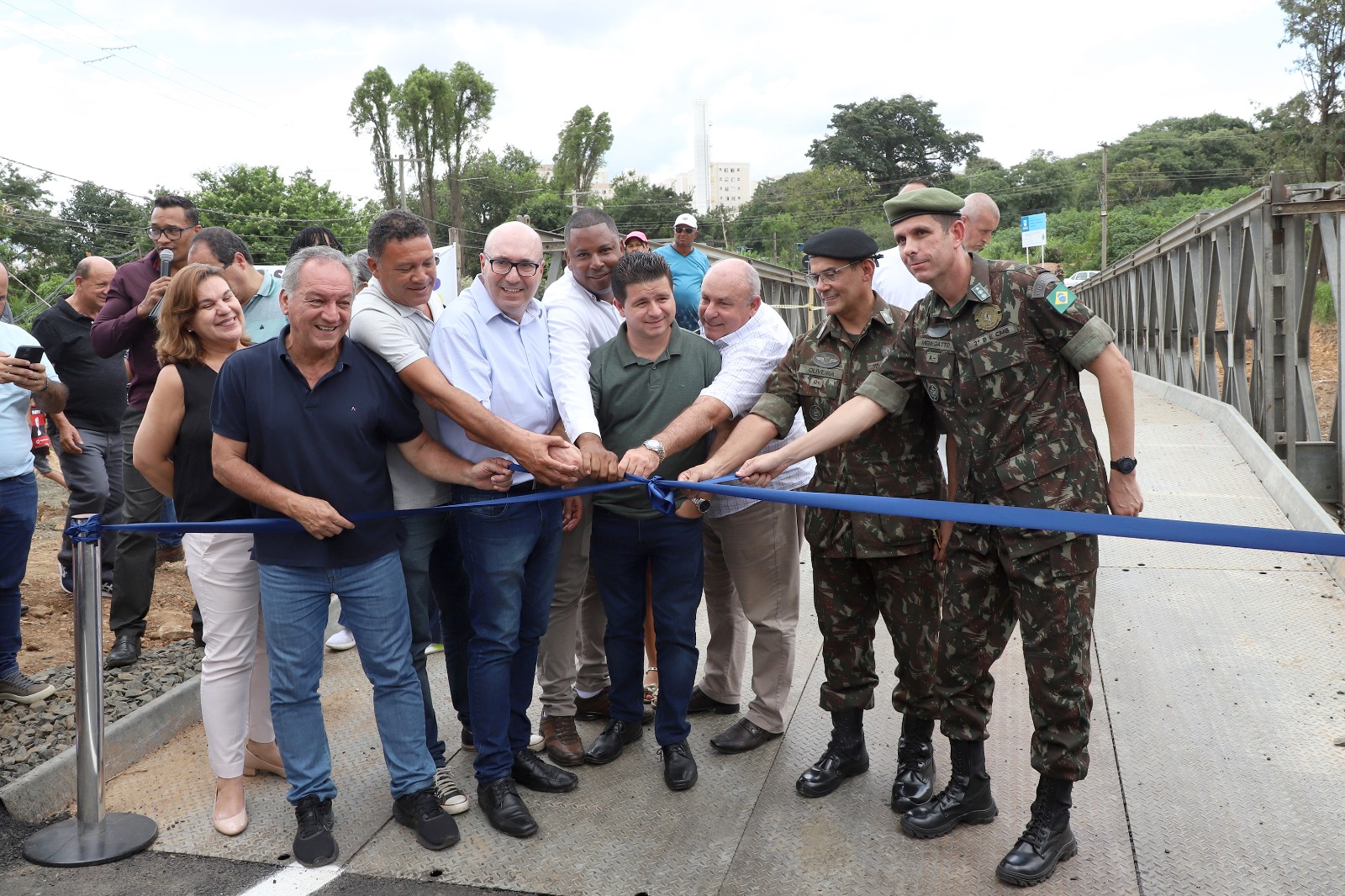 Prefeito Dário Saadi e autoridades na entrega da ponte do Jd. das Bandeiras