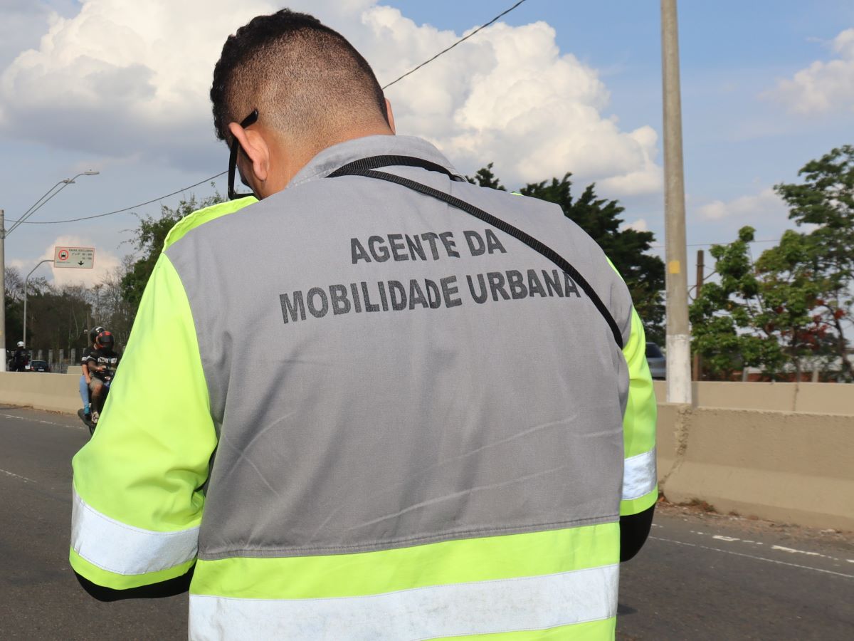 Agentes estão monitorando o trânsito no local