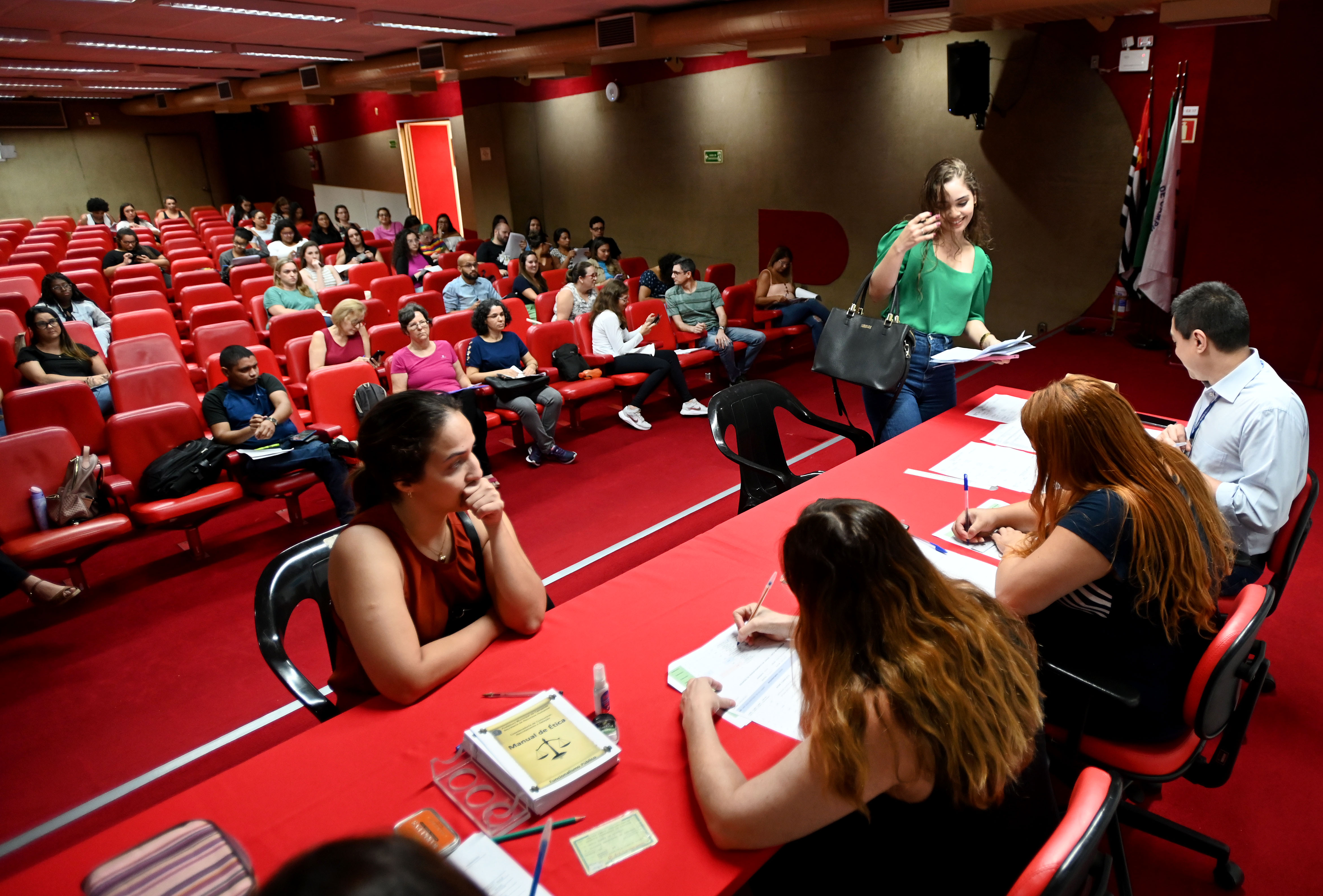 Candidatos no Salão Vermelho do Paço Municipal na 1ª reunião de preenchimento de vagas para o concurso 