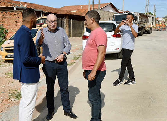 Prefeito conversa com moradores da região