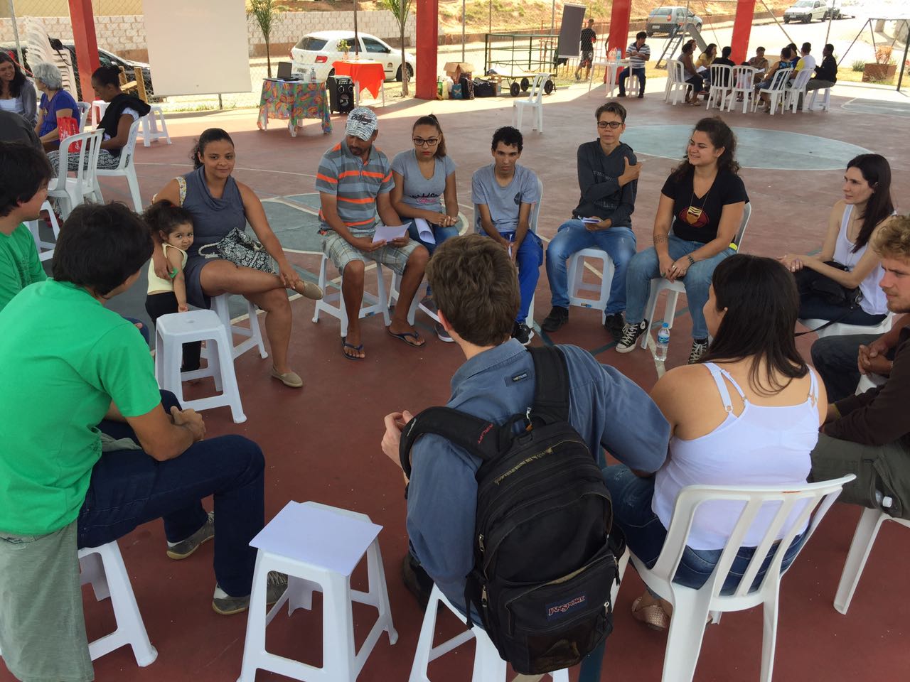 Moradores reunidos na Feira de Inspiração do Jardim Bassoli