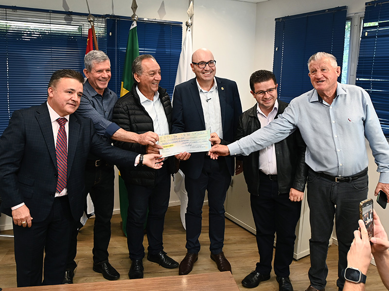 Vereadores fizeram entrega do cheque simbólico ao prefeito
