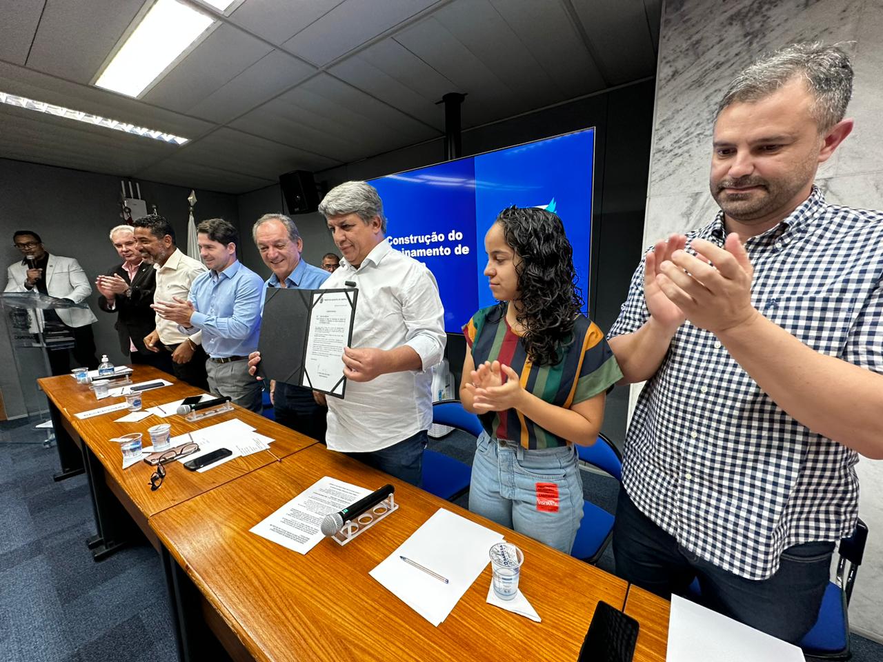 O vice-prefeito Wanderley de Almeida durante assinatura na manhã desta sexta, 27 de outubro