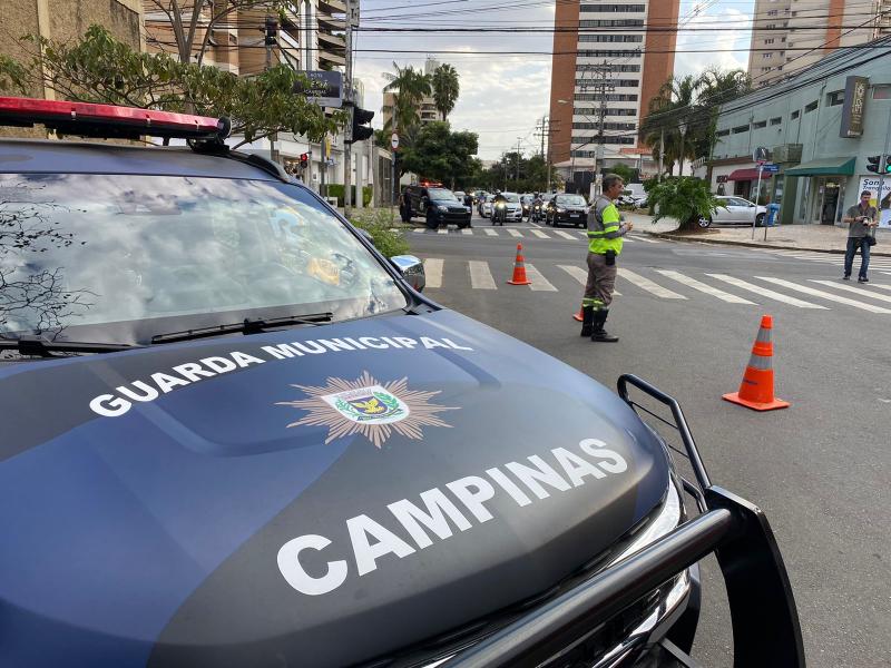 Viaturas acompanham as equipes e auxiliam no bloqueio de vias