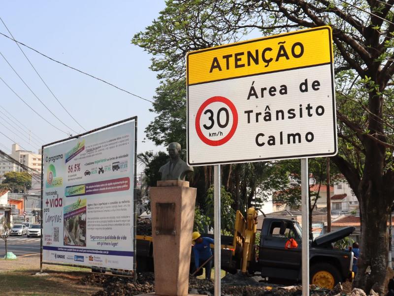 Placas indicam que local é área de trânsito calmo