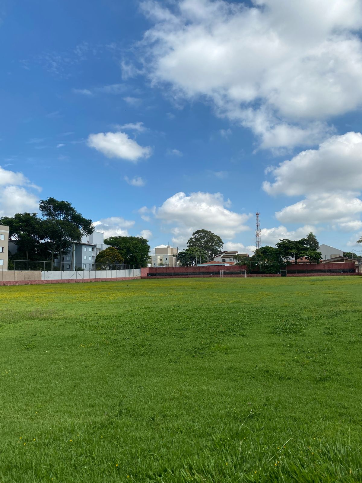 Praça de Esportes Primavera, com o campo de futebol pronto para receber a população