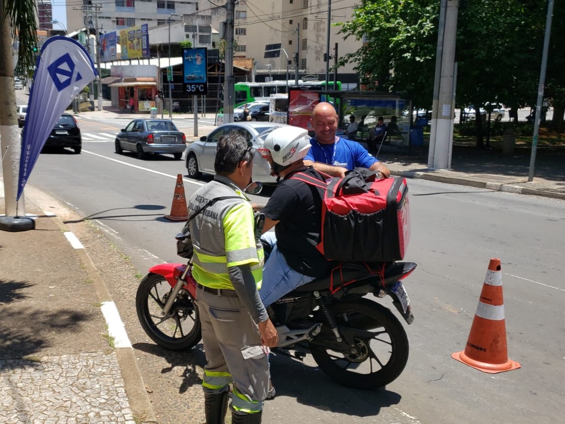 Entrega de antenas corta-pipa a motociclistas está entre as iniciativas