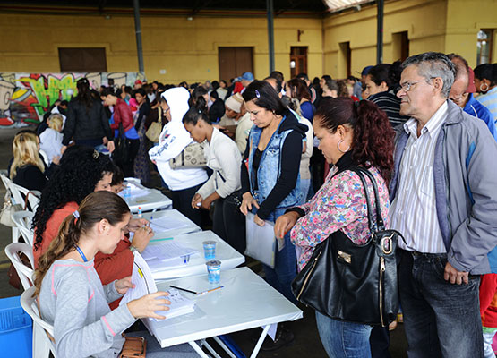 Beneficiados entregam documentos