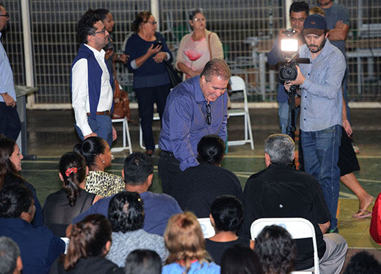 Prefeito cumprimenta presentes à cerimônia