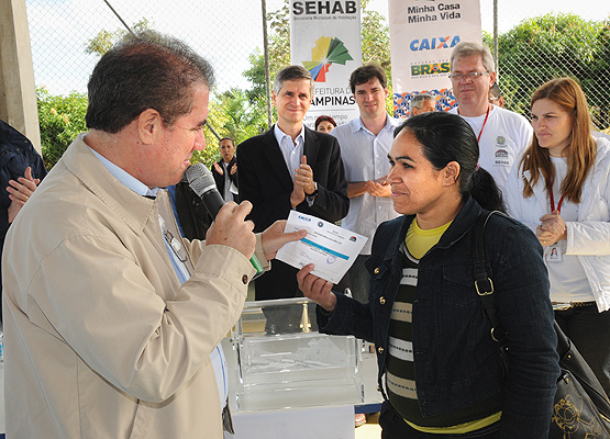 Prefeito entrega cupom a beneficiária