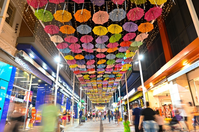 Rua 13 de Maio ganhou luzes especiais para chegada do Natal