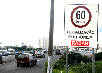 Placa alerta sobre fiscalização eletrônica