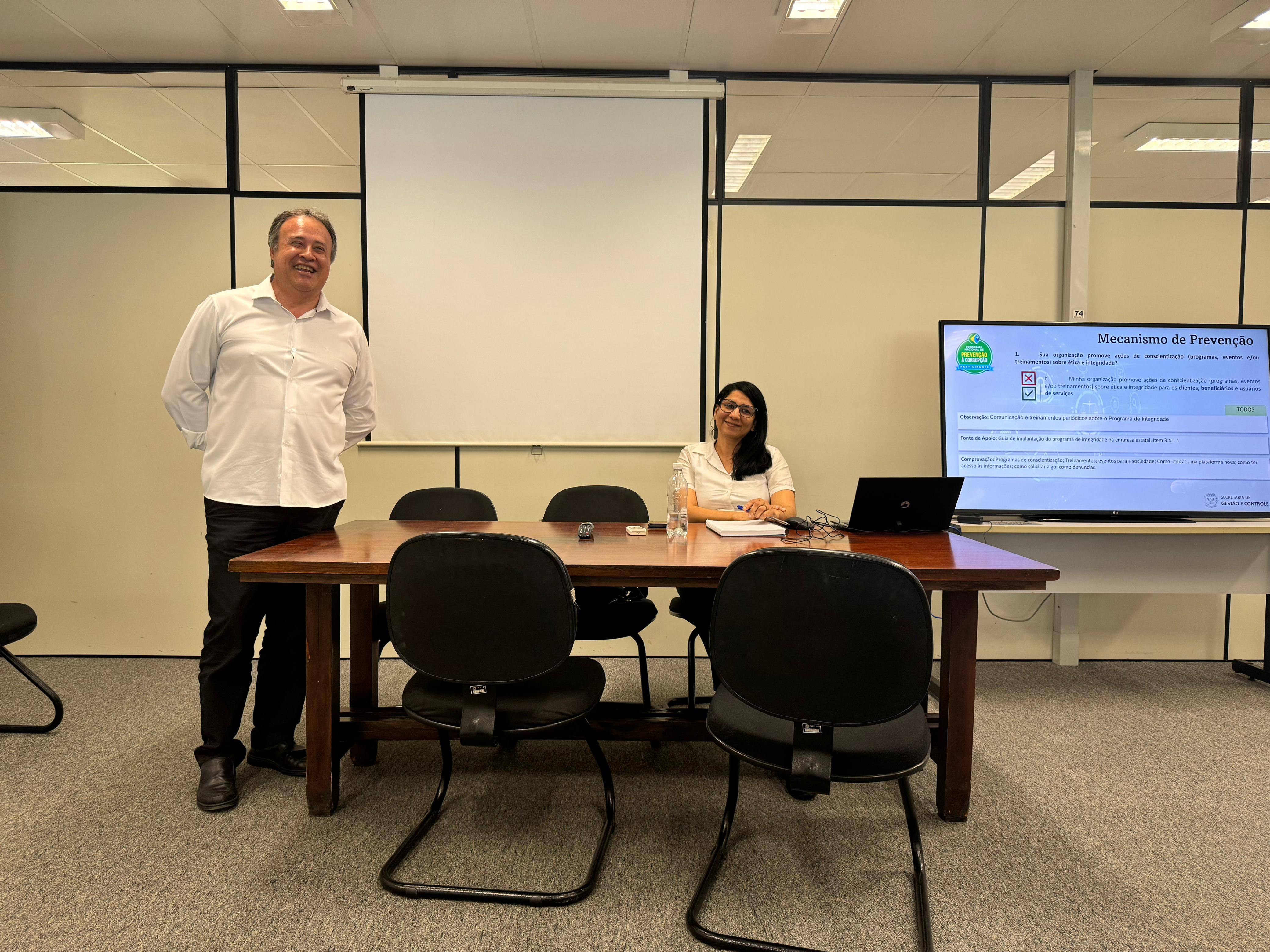 Professor Alberto fala em evento com servidores do grupo de prevenção