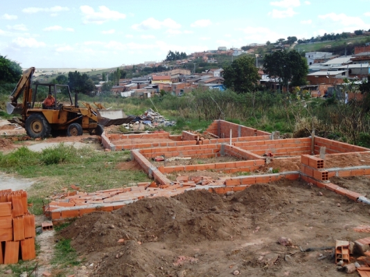 Trator dá conta de edificações mais sólidas