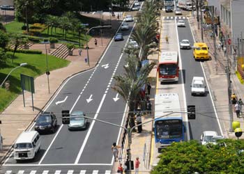 Ônibus em via central de Campinas