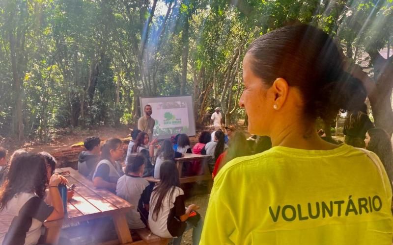 Voluntária na Mata Santa Genebra