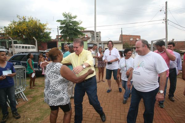 Jonas cumprimenta moradora