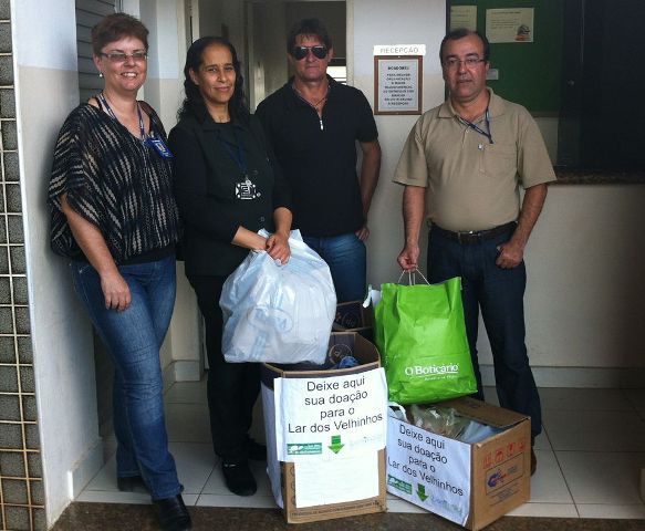 Alencar (dir.), na entrega das contribuições