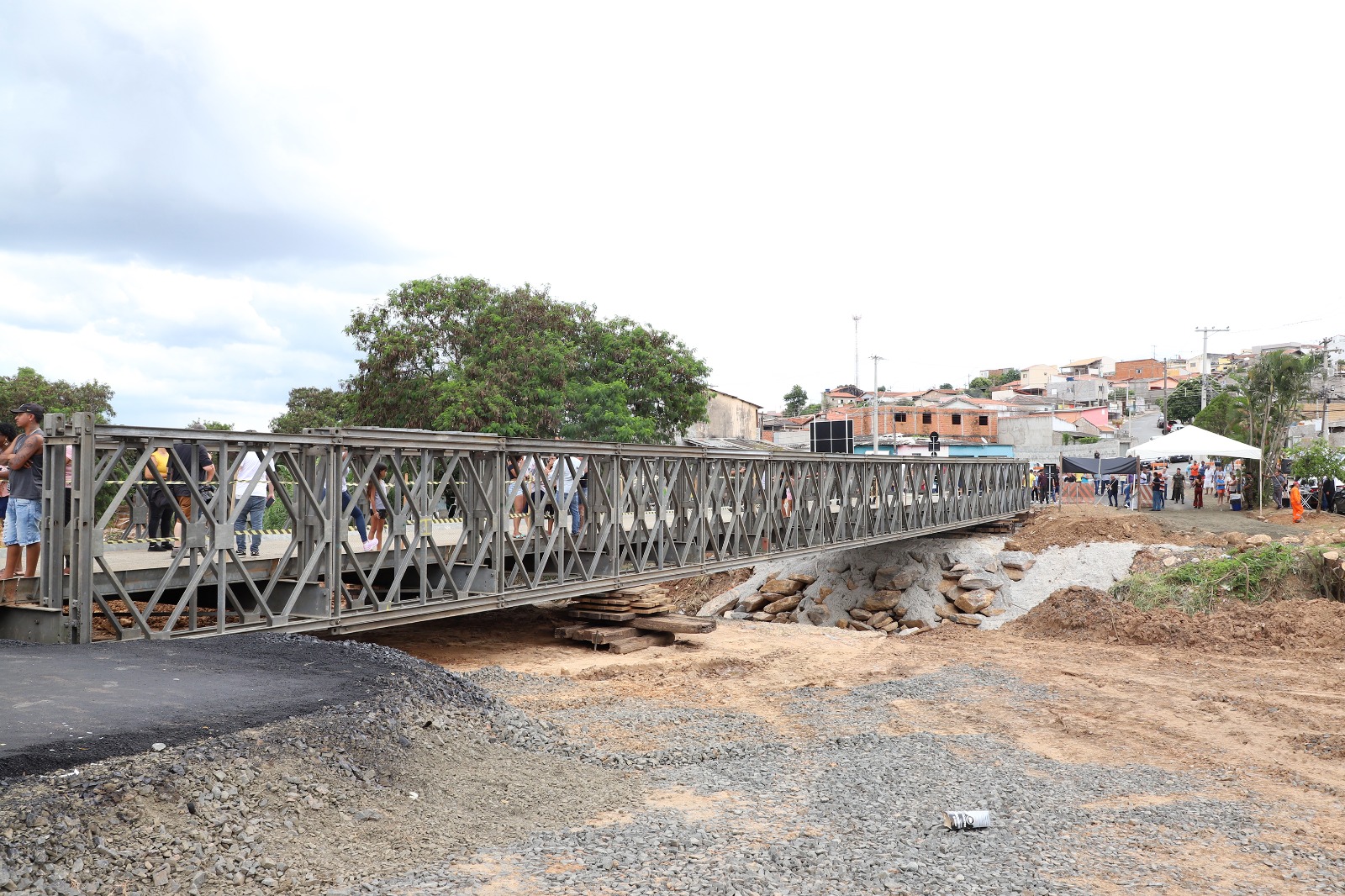 Ponte metálica tem 40m de comprimento e 7m de largura