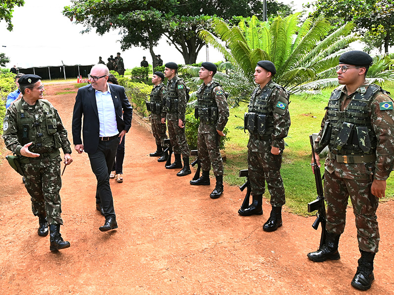 Prefeito foi recebido pelo comandante da 11ª Brigada, general Agnaldo Oliveira Santos