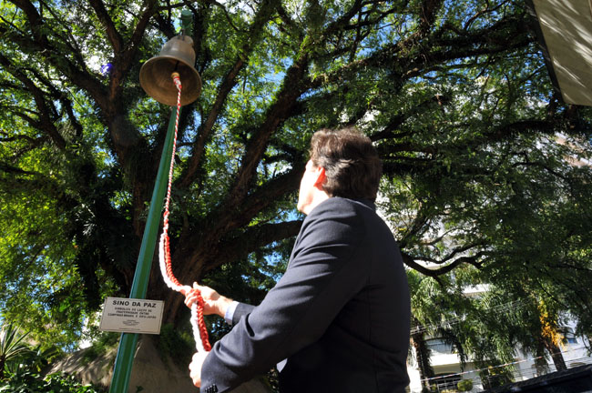 Vice-prefeito toca o sino durante evento no Paço Municipal 