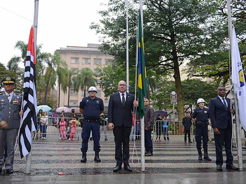 Prefeito Dário Saadi hasteou a bandeira do Brasil